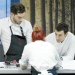 Eneko Atxa, en la cocina de Azurmendi, con tres estrellas Michelin, junto con dos cocineros de su equipo