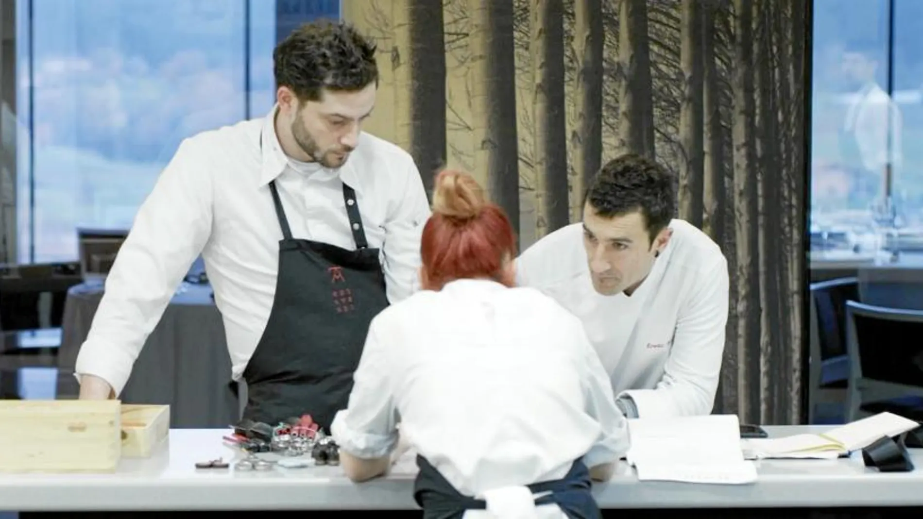 Eneko Atxa, en la cocina de Azurmendi, con tres estrellas Michelin, junto con dos cocineros de su equipo