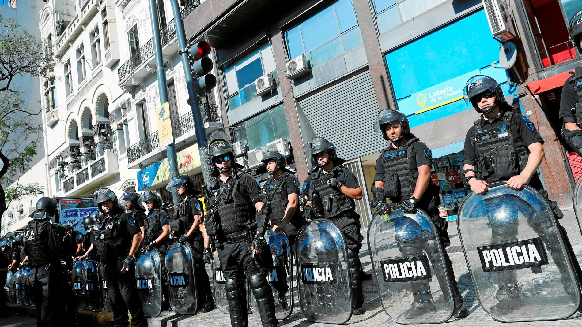 Una fila de policías argentinos monta guardia ante una manifestación de protesta contra el G20 en Buenos Aires / Reuters