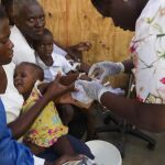 Un niño con cólera recibe medicación tras el paso del huracán Matthew en Jeremie, Haiti
