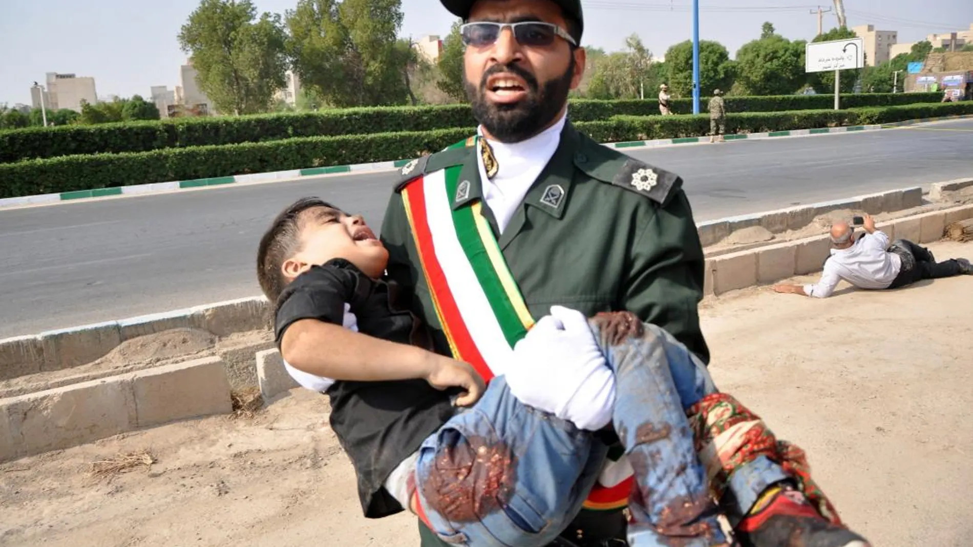 Un soldado iraní carga en brazos con un niño que resultó herido en el atentado /Foto: Efe