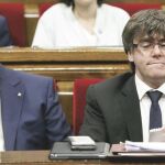 El presidente de la Generalitat, Carles Puigdemont (d) y el vicepresidente del Govern y conseller de Economía, Oriol Junqueras (i).