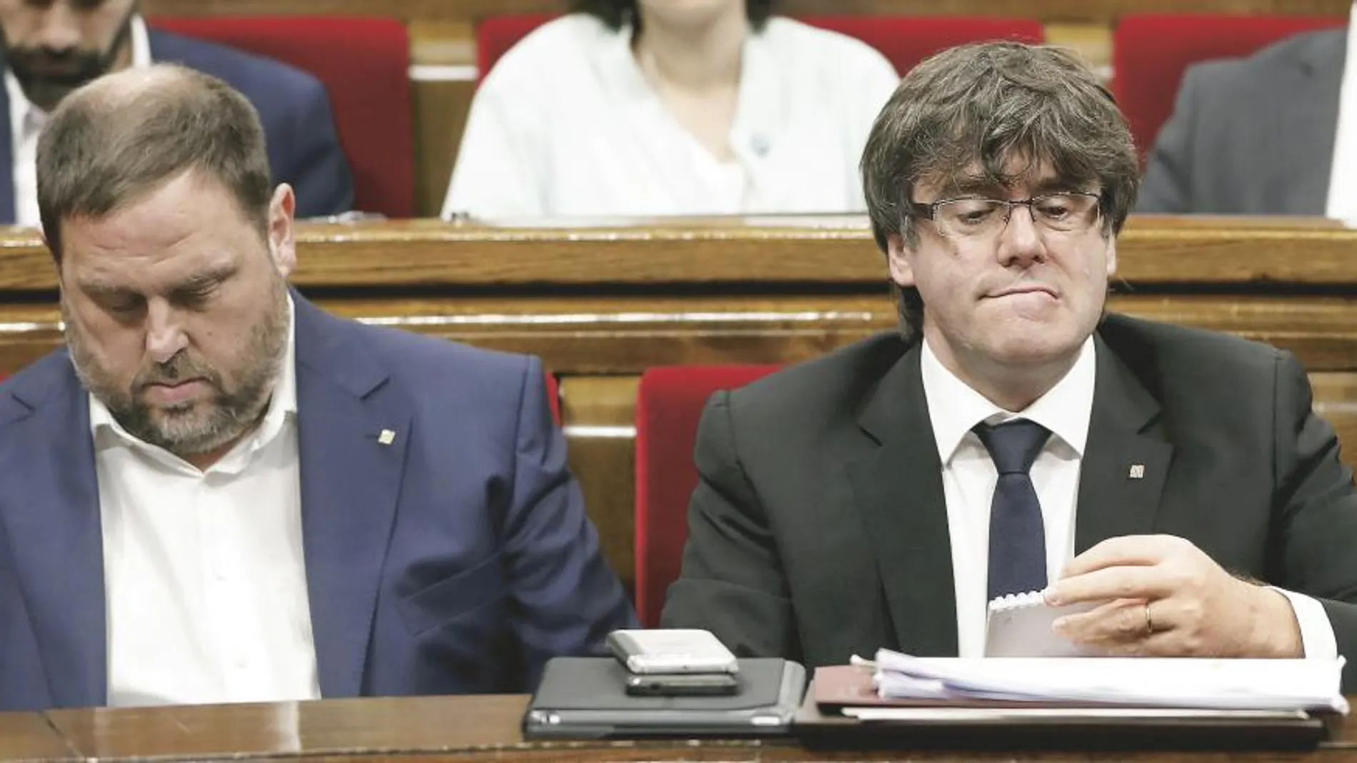 El presidente de la Generalitat, Carles Puigdemont (d) y el vicepresidente del Govern y conseller de Economía, Oriol Junqueras (i).