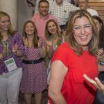 GRA141. SEVILLA, 01/07/2017.- La secretaria general del PSOE andaluz y presidenta de la Junta, Susana Díaz, esta tarde en una comparecencia ante simpatizantes y militantes. Díaz será reelegida como líder del partido en el próximo Congreso Regional de los socialistas, ya que ha sido la única precandidata que ha obtenido los avales necesarios (4.850), al conseguir unos 25.000, algo más de la mitad del censo. EFE/Raúl Caro