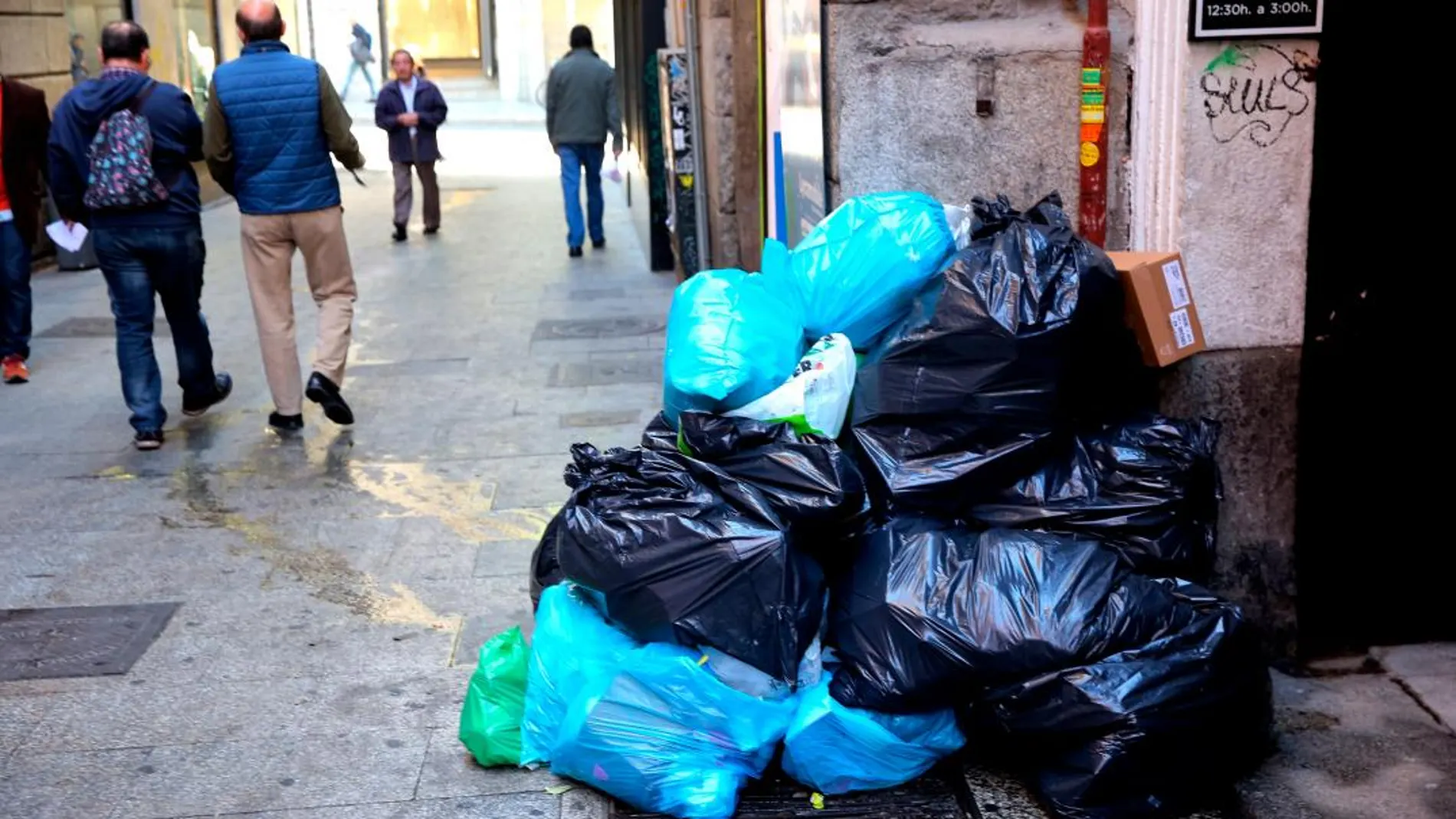 Imagen de archivo de basura sin recoger durante una huelga de basura en Madrid el año pasado / C. Bejarano