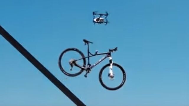 El dron apareció de repente, descendió y enganchó una de las bicicletas / YouTube
