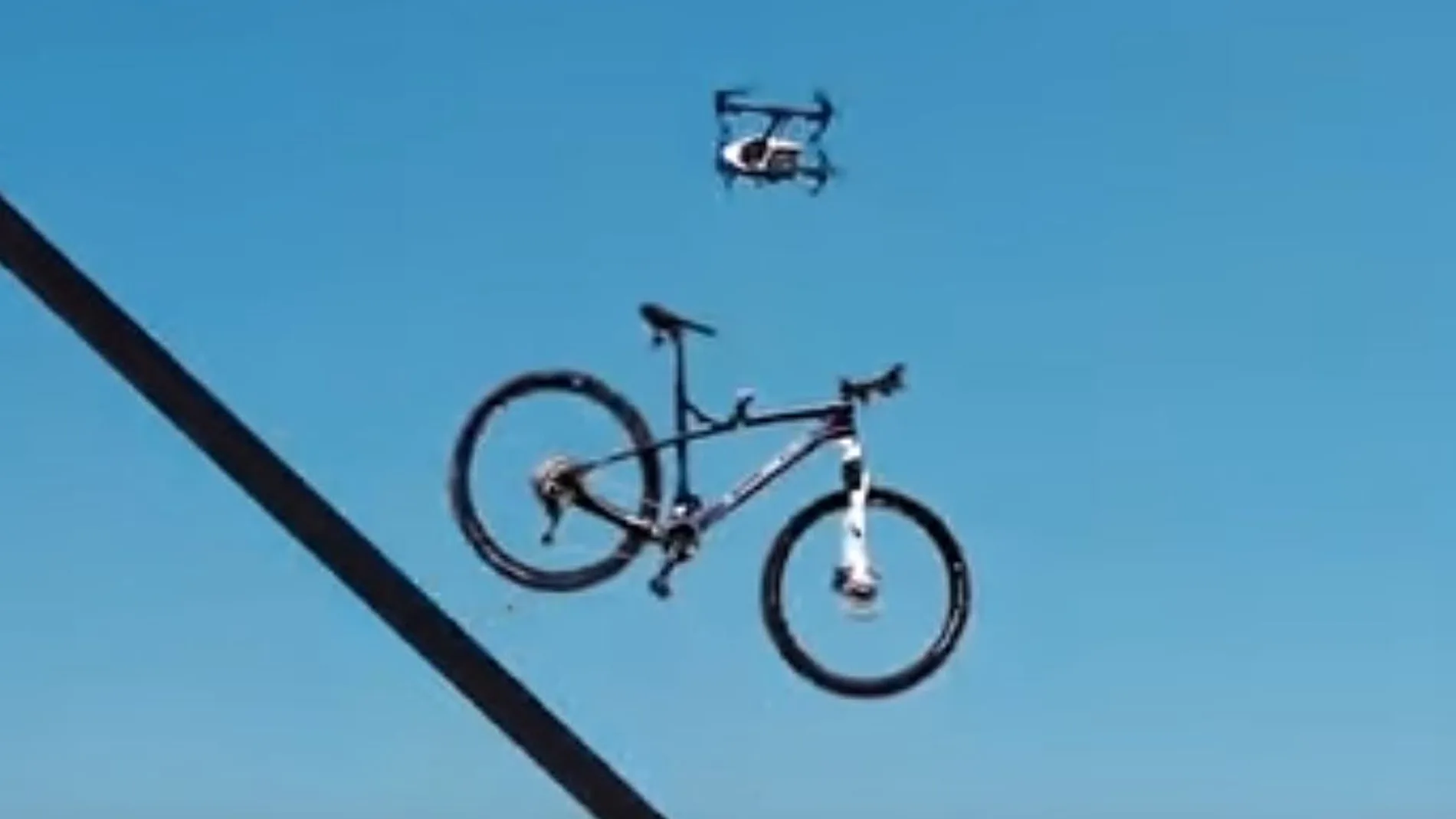 El dron apareció de repente, descendió y enganchó una de las bicicletas / YouTube