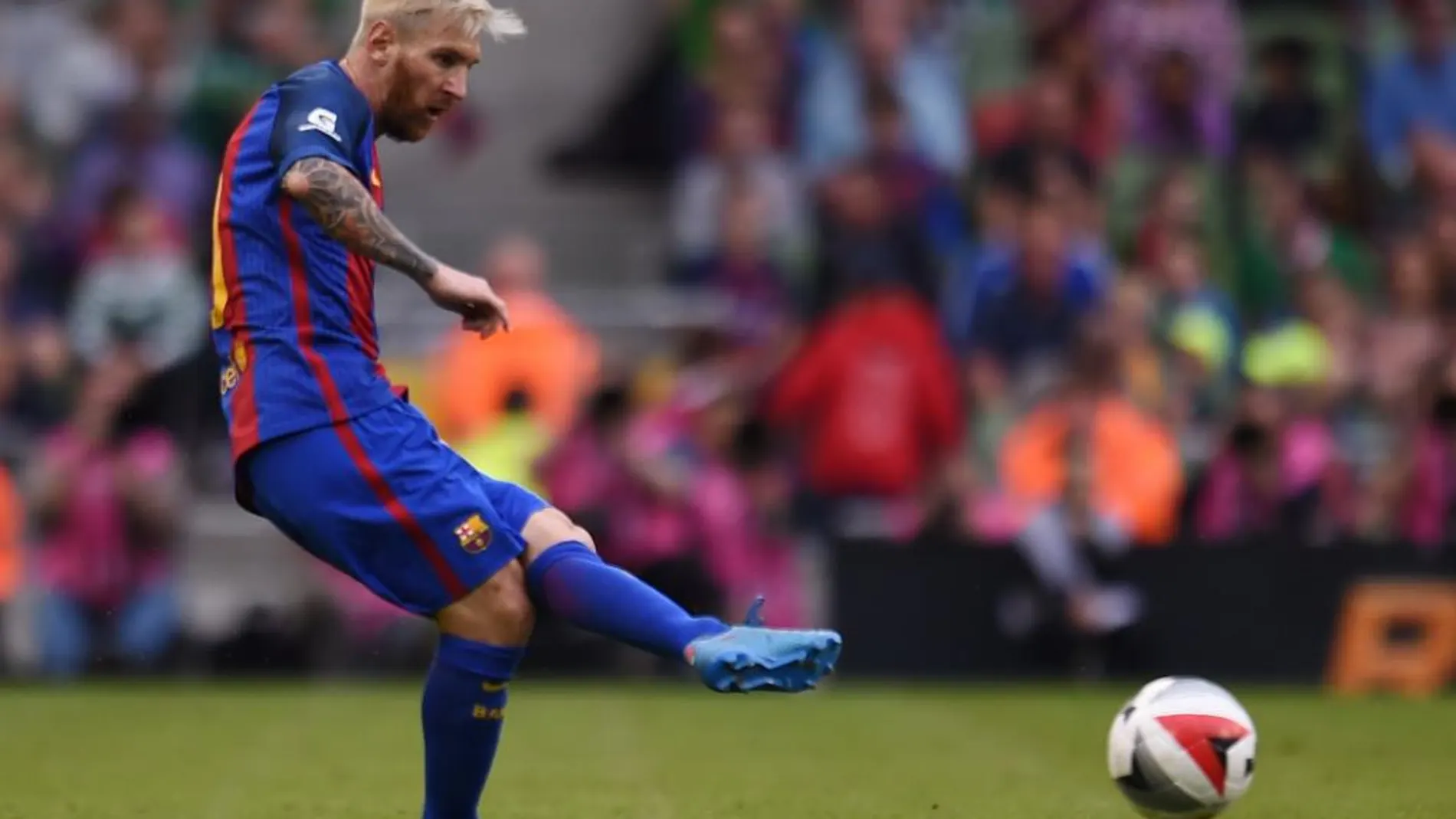 Messi, con su nuevo «look» teñido de rubio, fue titular en el primer partido de pretemporada del Barcelona, ante el Celtic. No marcó, pero se le vio participativo