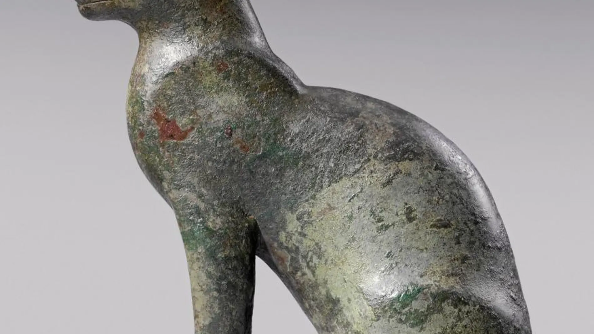 Estatua de gato sentado. Una de las obras de arte expuestas en