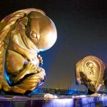 «El viaje milagroso», de Damien Hirst, representa catorce fases del embarazo (de la fecundación al nacimiento) a las puertas del hospital de Sidra, en Doha (Catar)