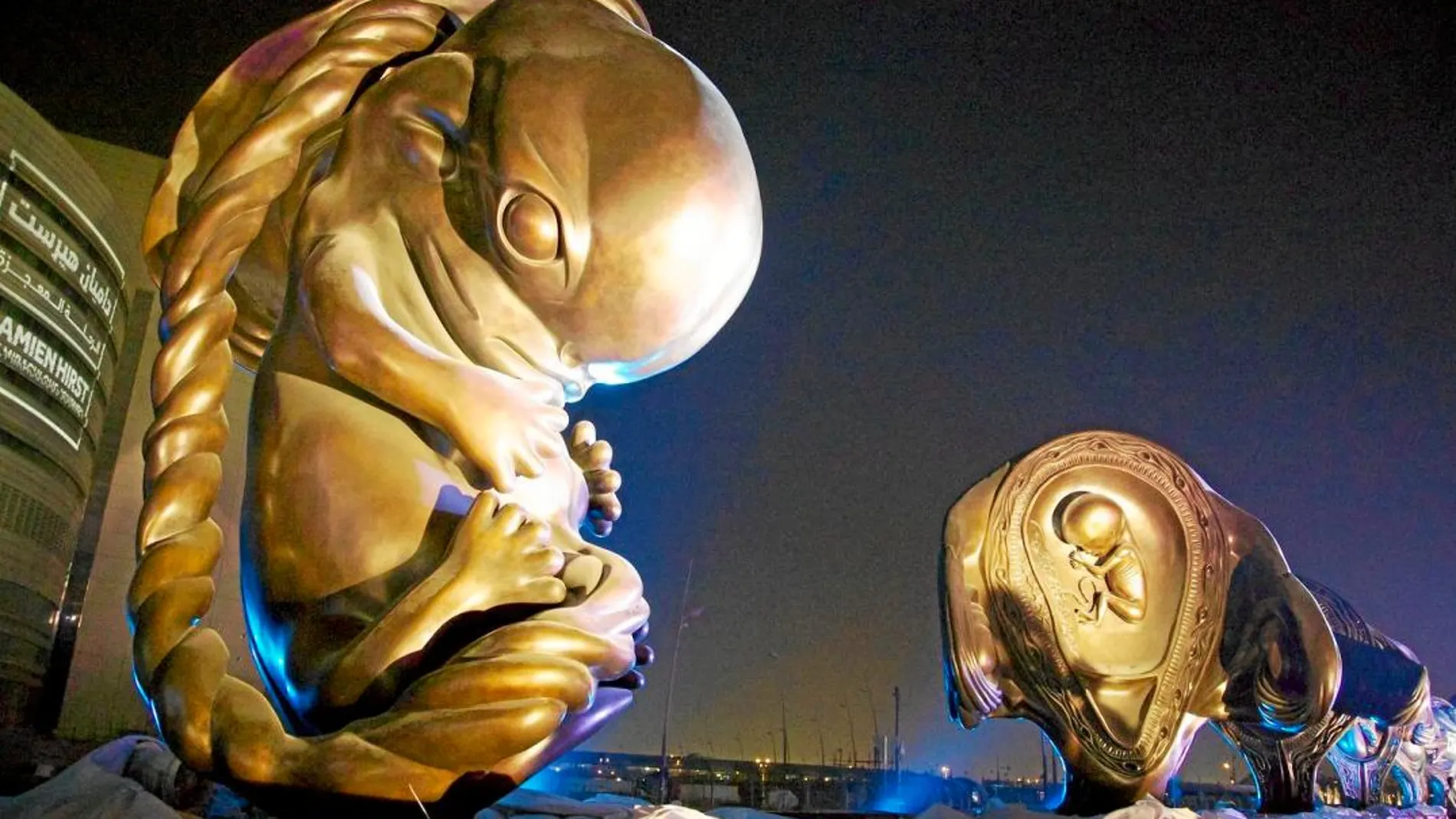 «El viaje milagroso», de Damien Hirst, representa catorce fases del embarazo (de la fecundación al nacimiento) a las puertas del hospital de Sidra, en Doha (Catar)