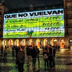Imagen de la acción propagandística de Podemos en la fachada de la Casa de la Panadería de Madrid, situada en la Plaza Mayor / Efe