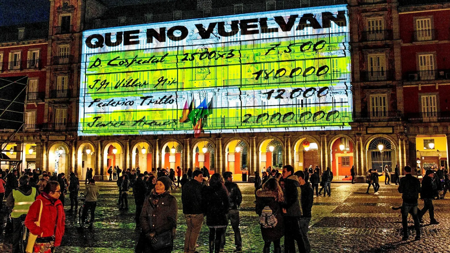 Imagen de la acción propagandística de Podemos en la fachada de la Casa de la Panadería de Madrid, situada en la Plaza Mayor / Efe