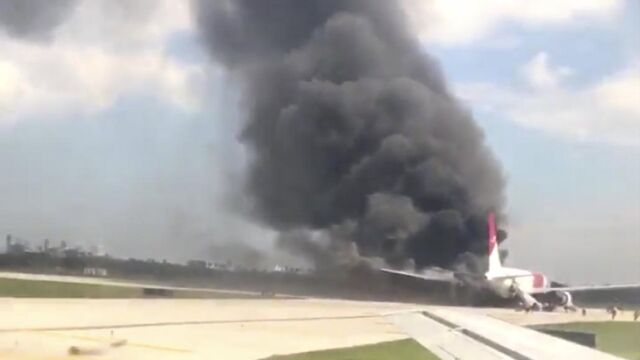 Iamgen de video del fuego del avión de la compañía estadounidense Dynamic Airways