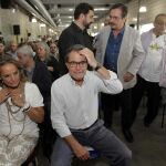 Artur Mas junto a su mujer, Helena Rakosnik, esta mañana en un acto electoral en el centro especial de trabajo TEB Sant Andreu