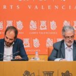 Alberto García, David de Miguel, Domingo Rojo y Alexis Marí comparecieron ayer para anunciar su baja de Ciudadanos. Arriba, el resto de diputados junto al portavoz de la Comunitat, Fernando Giner