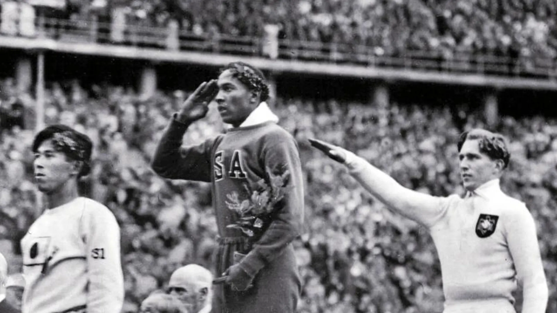Jesse Owens en lo alto del pódium de Berlín 36