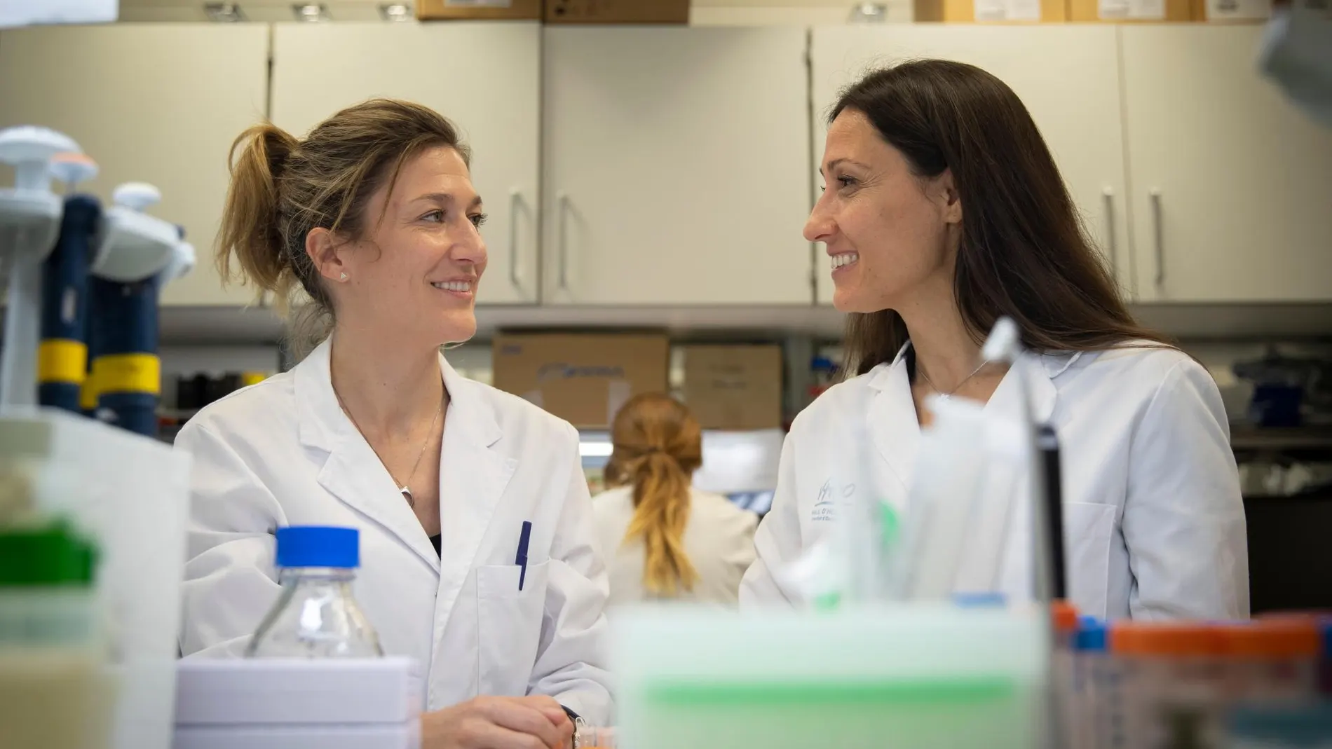 Marie-Eve Beaulieu y Laura Soucek en el laboratorio del VHIO donde trabajan para encontrar un fármaco contra el cáncer