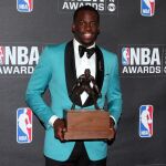 Draymond Green posa con el galardón