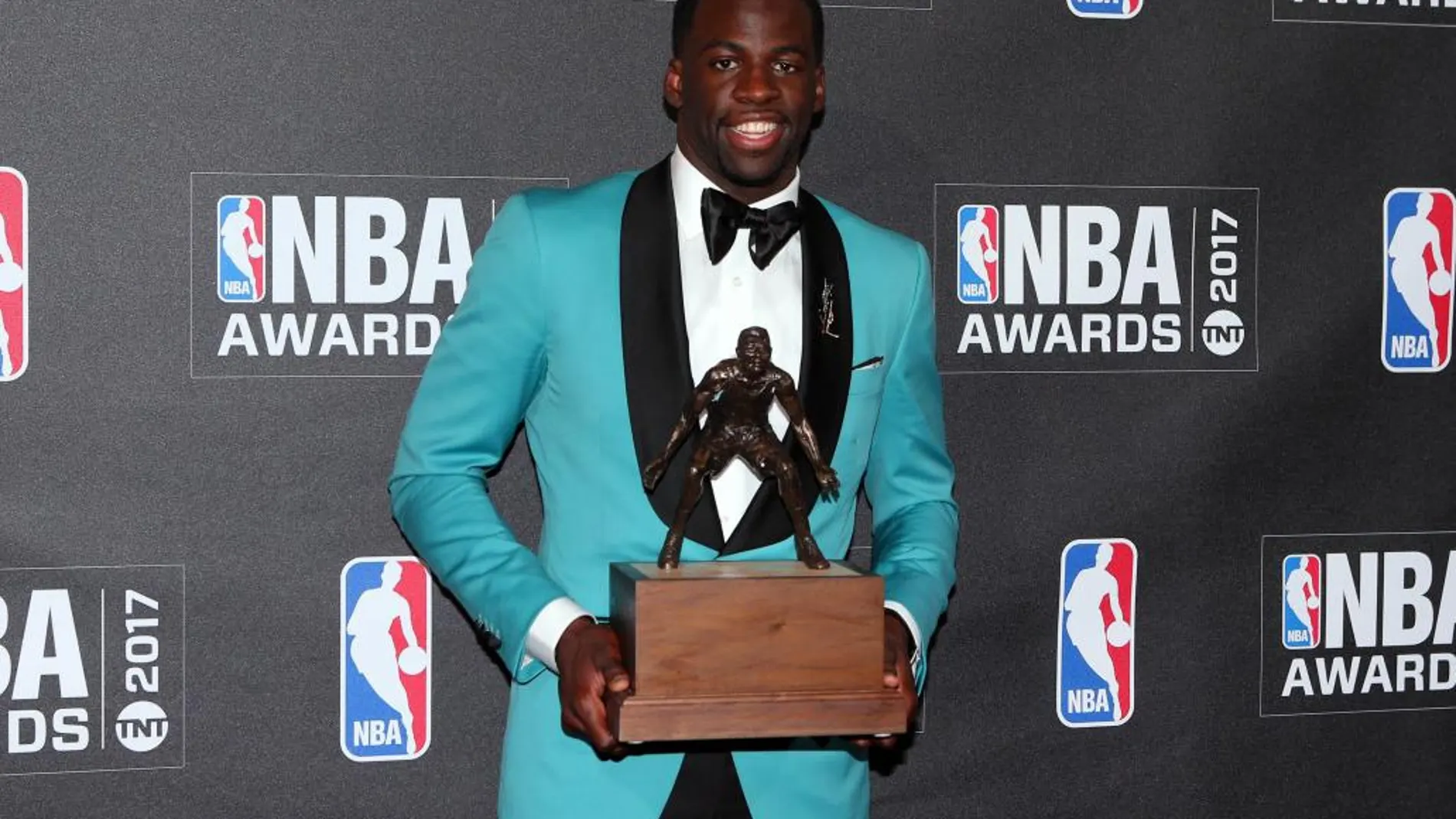 Draymond Green posa con el galardón