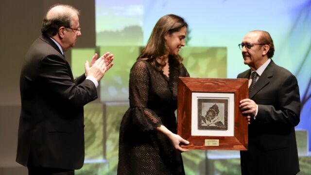 El presidente de la Junta, Juan Vicente Herrera y la consejera delegada Adriana Ulibarri entregan el premio a la trayectoria a José María Ruiz del restaurante José María de Segovia