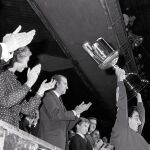 Adolfo Suárez, presidente del Gobierno; la Reina Doña Sofía; Don Juan Carlos y el Príncipe Felipe, en el palco. El capitán del Betis, Bizcocho, recibe la primera Copa del Rey