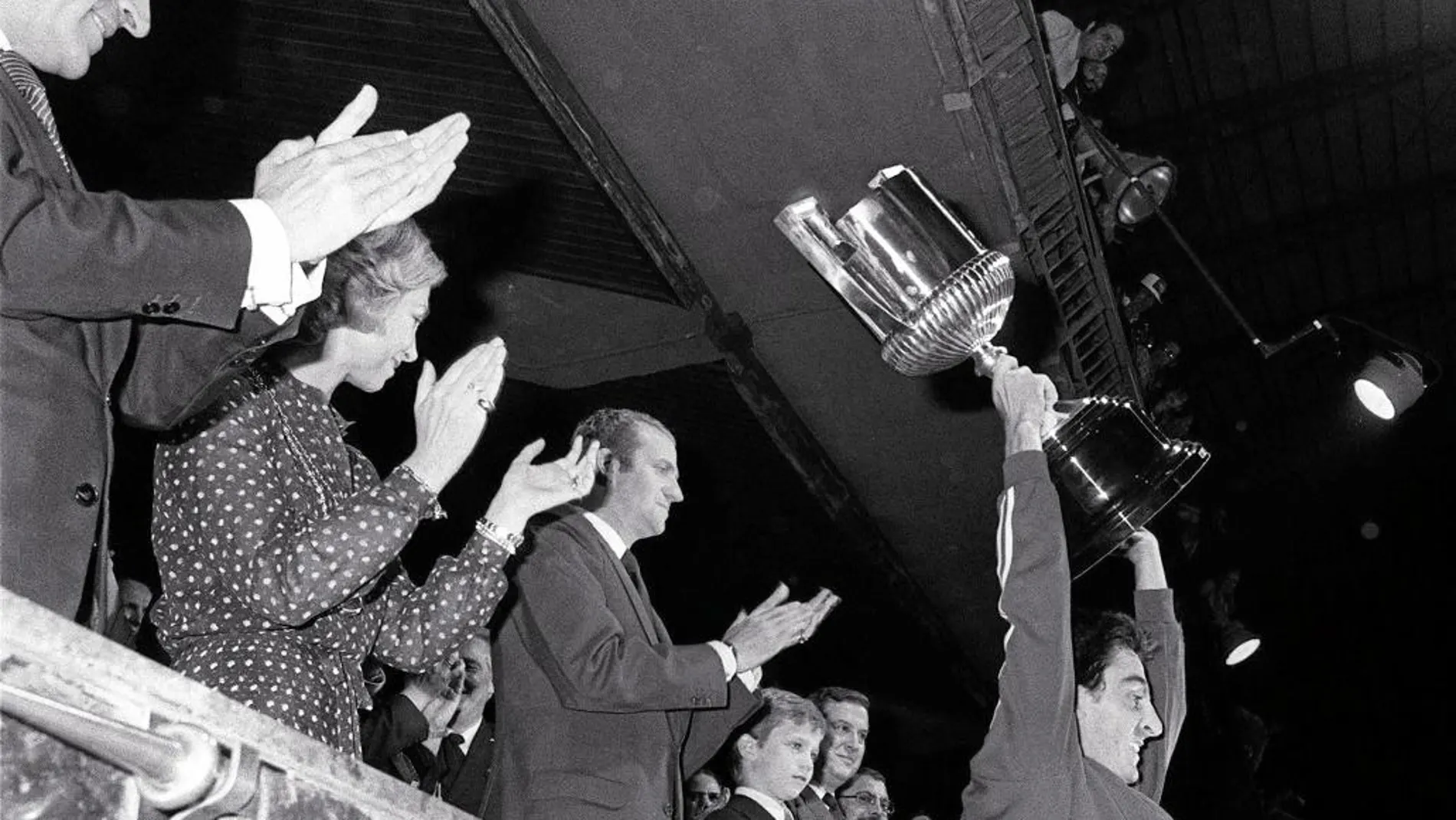 Adolfo Suárez, presidente del Gobierno; la Reina Doña Sofía; Don Juan Carlos y el Príncipe Felipe, en el palco. El capitán del Betis, Bizcocho, recibe la primera Copa del Rey