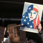Protestas en el aeropuerto de San Francisco, con la imagen que se ha convertido en icónica a favor de la inmigración