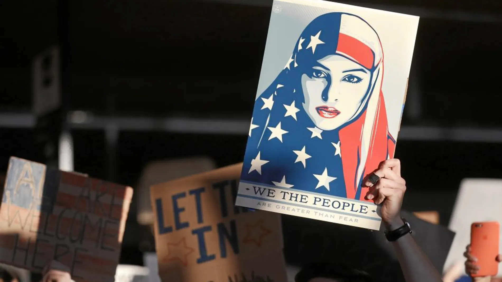Protestas en el aeropuerto de San Francisco, con la imagen que se ha convertido en icónica a favor de la inmigración
