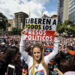 Lilian Tintori participa en una marcha de opositores venezolanos que protestan hoy, domingo 9 de julio de 2017, en Caracas (Venezuela).