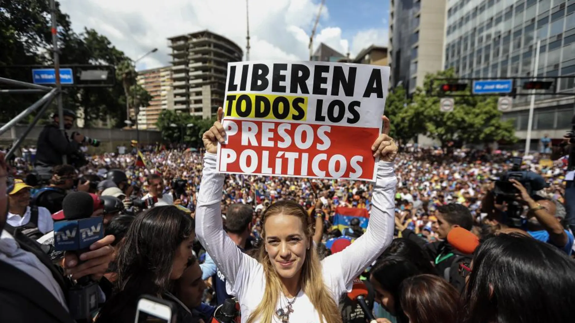 Lilian Tintori participa en una marcha de opositores venezolanos que protestan hoy, domingo 9 de julio de 2017, en Caracas (Venezuela).