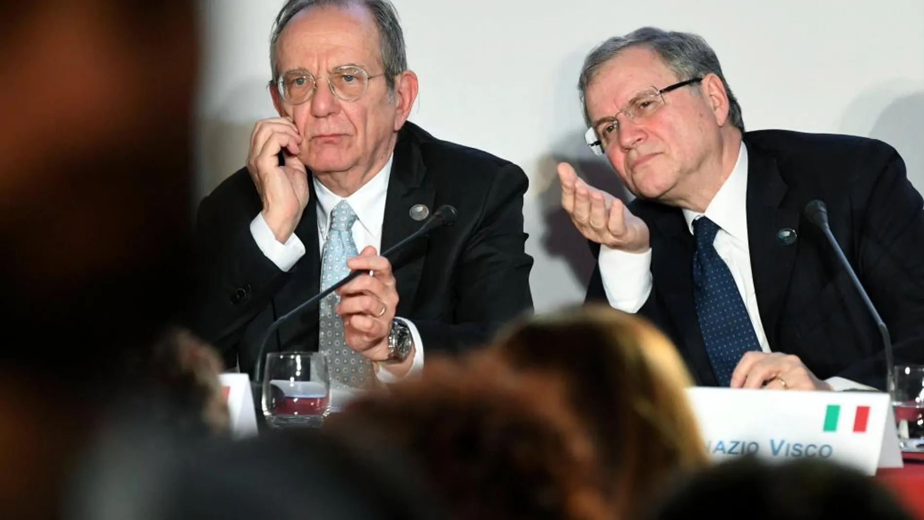 El ministro de Economía y Finanzas de Italia, Pier Carlo Padoan,y el gobernador del banco de Italia, Ignazio Visco, durante la rueda de prensa.