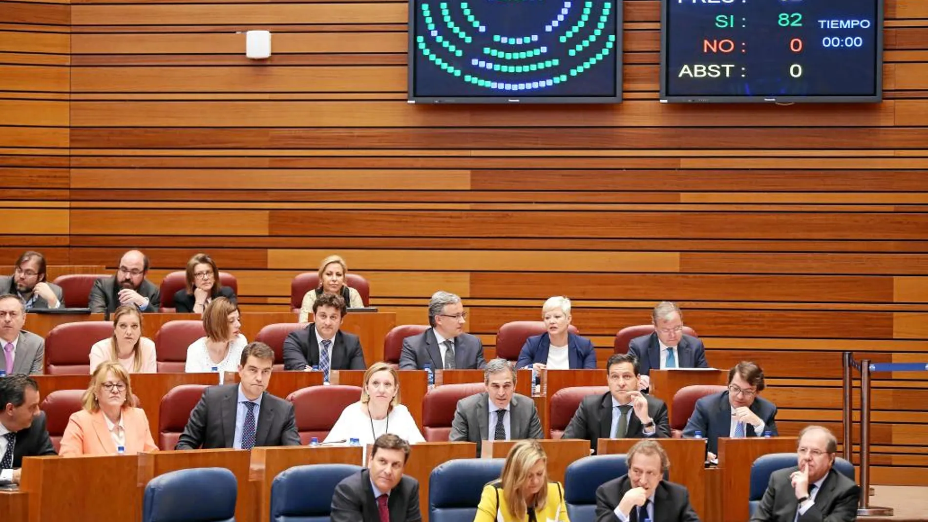 Imagen de la bancada popular con el presidente Herrera y los consejeros PIlar del Olmo, De Santiago-Juárez y Fernández Carriedo en primer término, durante una de las votaciones de las iniciativas que se debatían ayer en las Cortes regionales