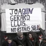 Unos 500 vecinos de Alboraya (Valencia) apoyaron hasta con carteles a Isabel Monrós y sus tres hijos. Los manifestantes gritaron «no estáis solos», aplaudieron y animaron a los menores.