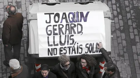 Unos 500 vecinos de Alboraya (Valencia) apoyaron hasta con carteles a Isabel Monrós y sus tres hijos. Los manifestantes gritaron «no estáis solos», aplaudieron y animaron a los menores.