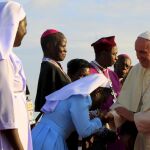 El Papa saluda a varias monjas y miembros del clero a su llegada a Uganda
