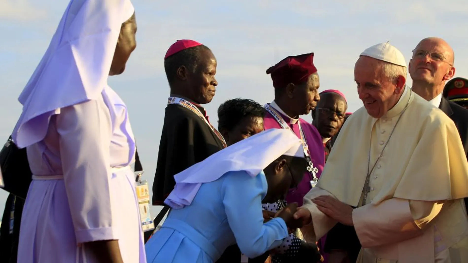El Papa saluda a varias monjas y miembros del clero a su llegada a Uganda