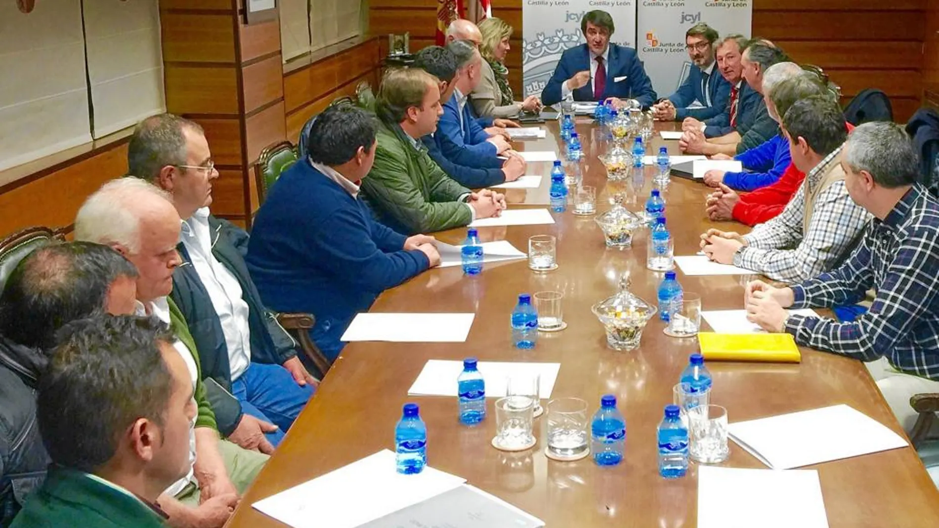 El consejero de Fomento y Medio Ambiente se reúne con representantes ganaderos