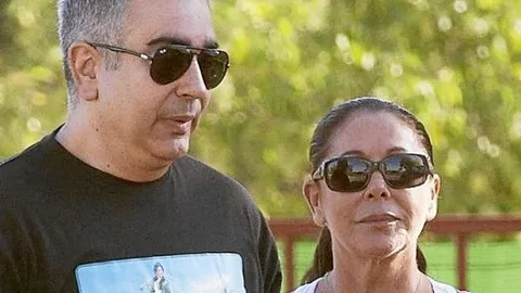 Isabel Pantoja junto a su hermano Agustín, su guardián y protector