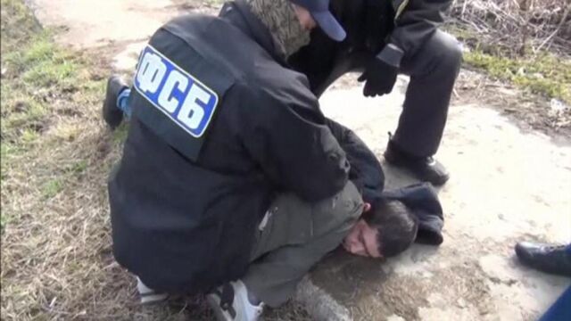 Agentes rusos detienen a un sospechoso de participar en los atentados del metro de San Petersburgo, en una imagen de l pasado 17 de abril
