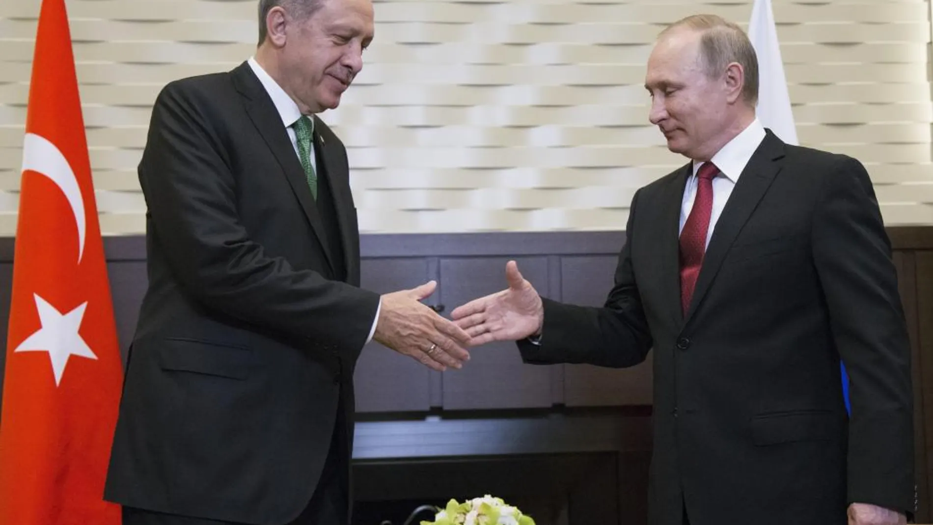 El presidente ruso, Vladimir Putin (d), da la bienvenida a su homólogo turco, Recep Tayyip Erdogan, durante su encuentro en la residencia Bocharov Ruchei, en el balneario de Sochi (Rusia)