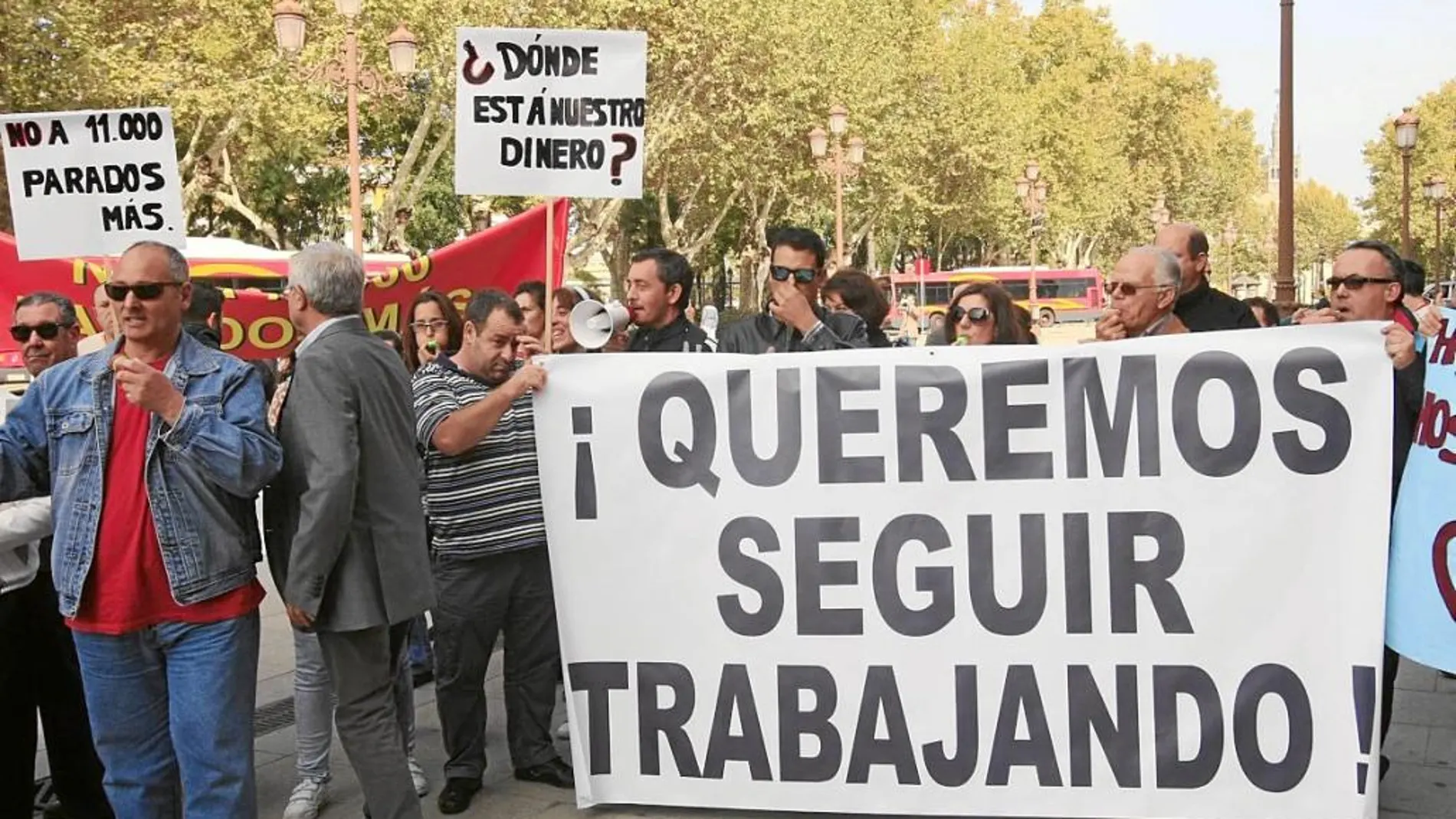 Los representantes de los Centros Especiales de Empleo se manifestaron ayer ante el Palacio de San Telmo