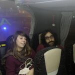 Fotografia de la cuenta de twitter @CUPBarcelona que muestra a Nora Miralles y Roger Santacana, en el autobús camino a Madrid horas antes de ser detenidos