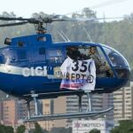 El helicóptero en el momento del ataque al Supremo, portando una pancarta