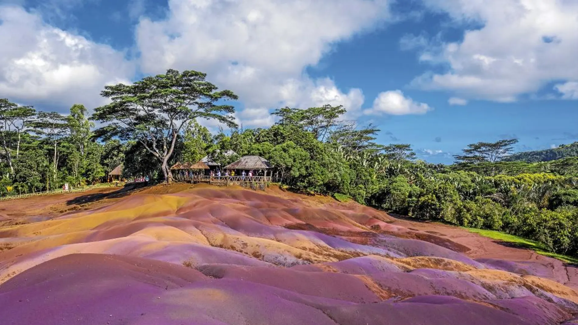 La Tierra de los Siete Colores es un grupo de pequeñas dunas de arena con diferentes tonalidades