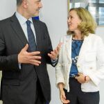 El comisario europeo de Asuntos Económicos, Pierre Moscovici, junto a la ministra de Economía y Empresa, Nadia Calviño, el pasado mes de junio en Bruselas