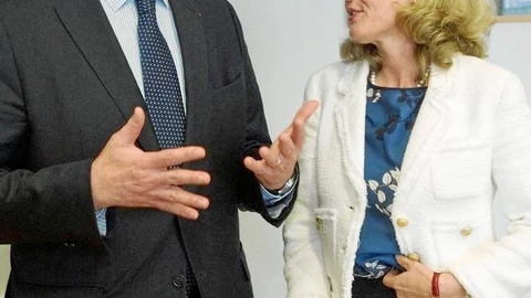 El comisario europeo de Asuntos Económicos, Pierre Moscovici, junto a la ministra de Economía y Empresa, Nadia Calviño, el pasado mes de junio en Bruselas