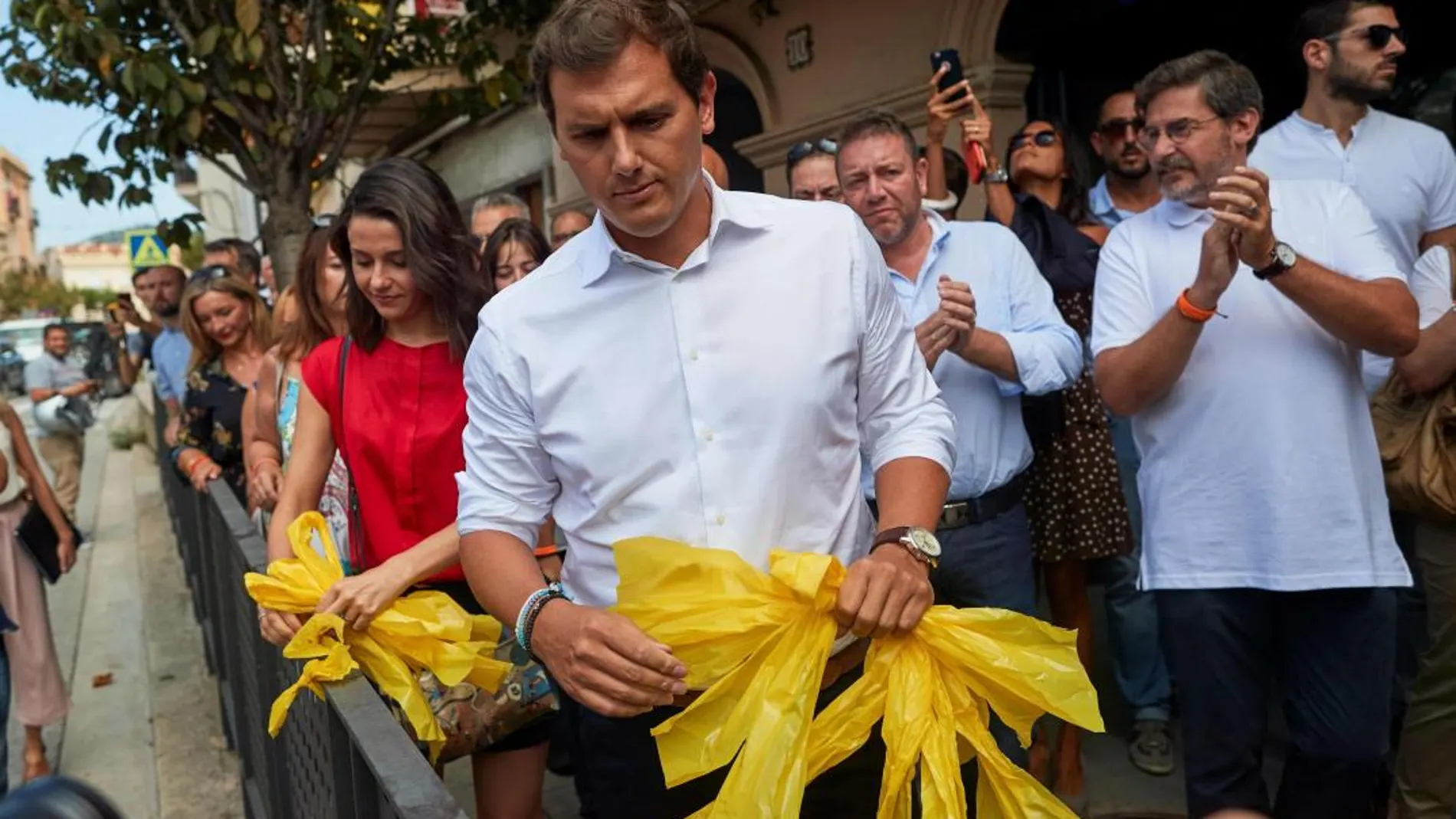 El líder de Ciudadanos, Albert Rivera, retirando lazos amarillos en la localidad barcelonesa de Alella / Foto: Efe