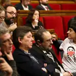 La diputada de la CUP, Anna Gabriel, junto a Antonio Baños (2d), habla con Benet Salellas y Eulàlia Reguant, durante el discurso de investidura de Carles Puigdemont, en 2016