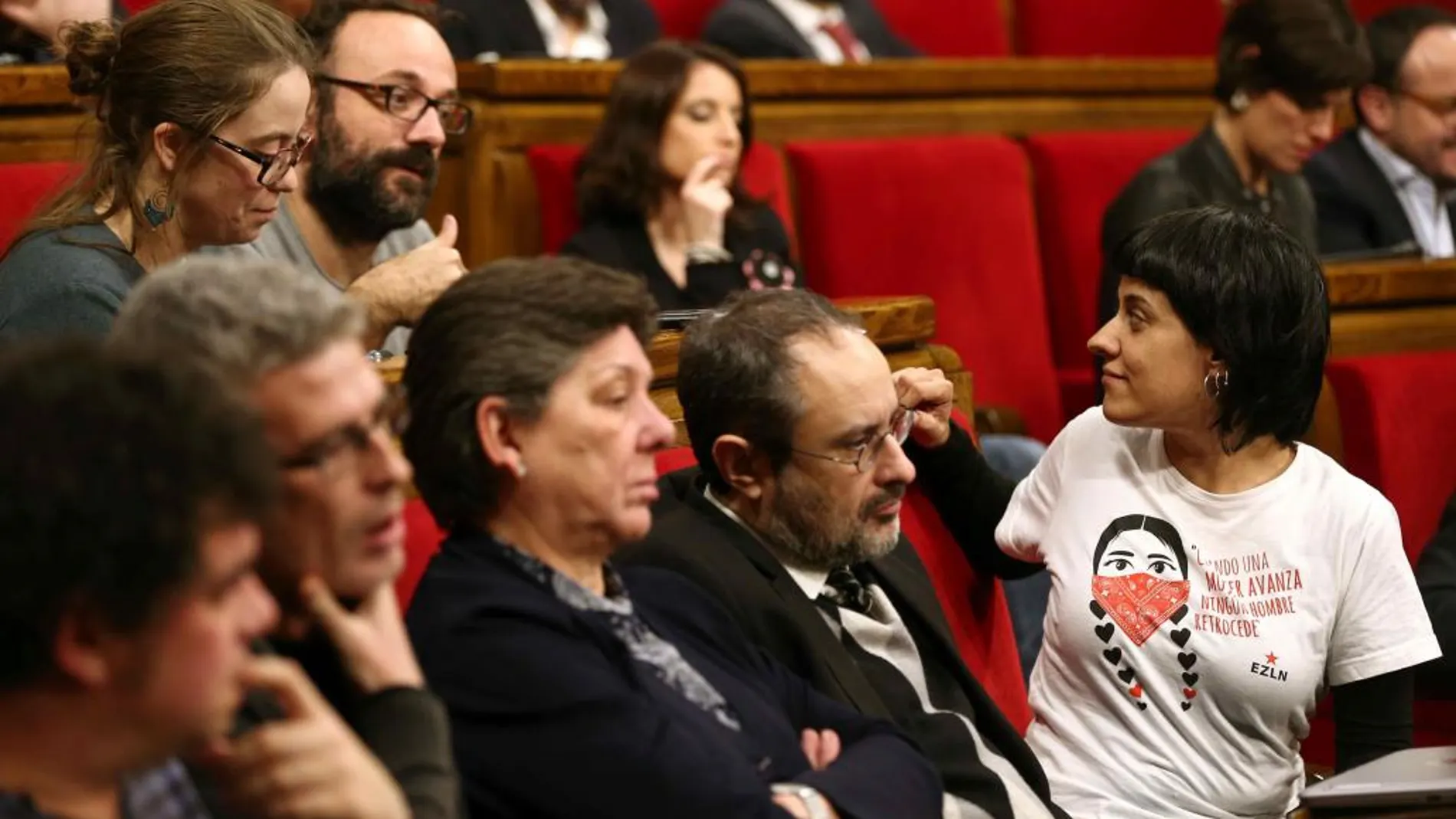 La diputada de la CUP, Anna Gabriel, junto a Antonio Baños (2d), habla con Benet Salellas y Eulàlia Reguant, durante el discurso de investidura de Carles Puigdemont, en 2016